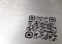 Aluminium Schild mit gefrästem QR-Code